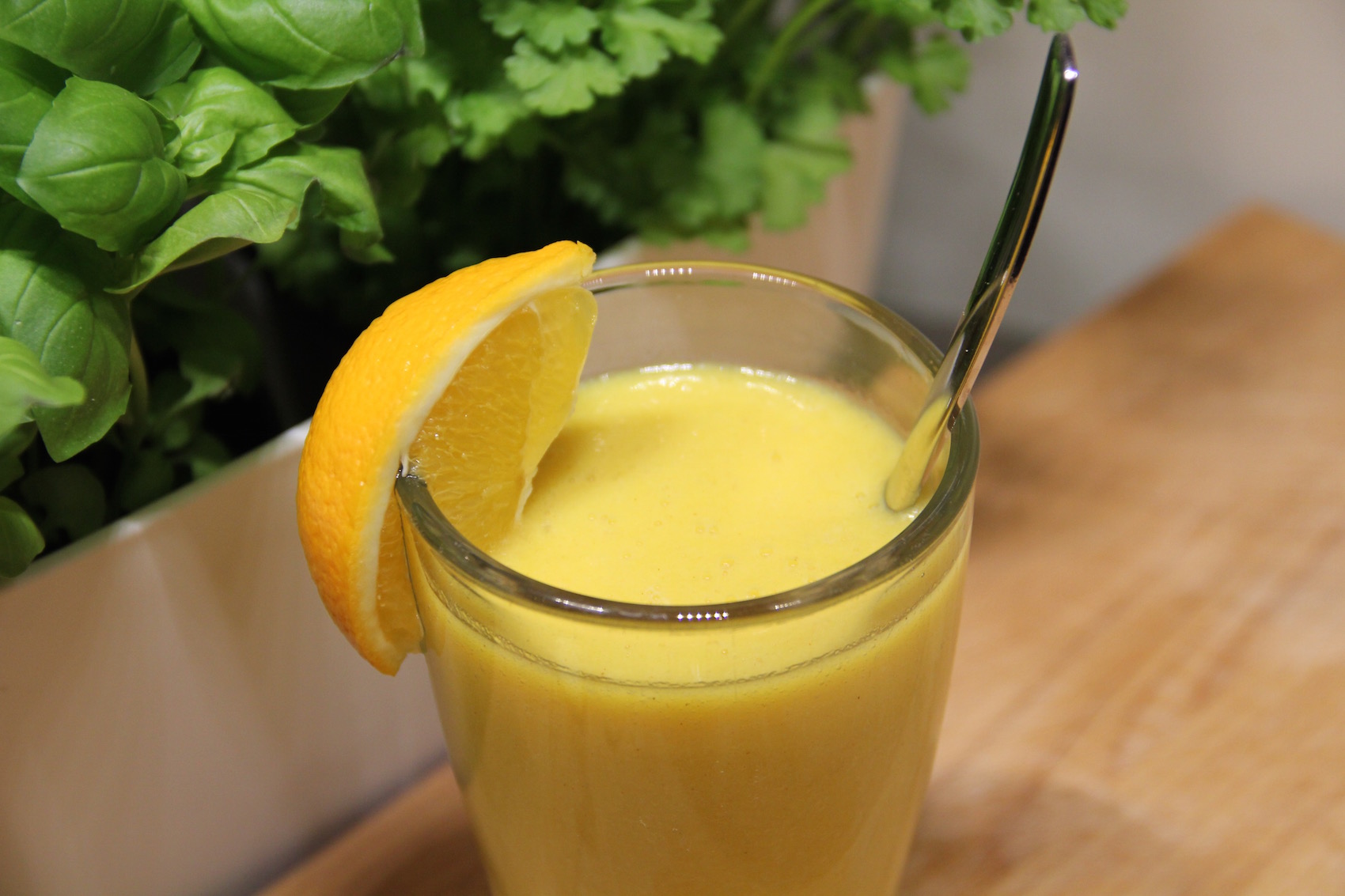 Orangen-Ingwer-Smoothie im Glas