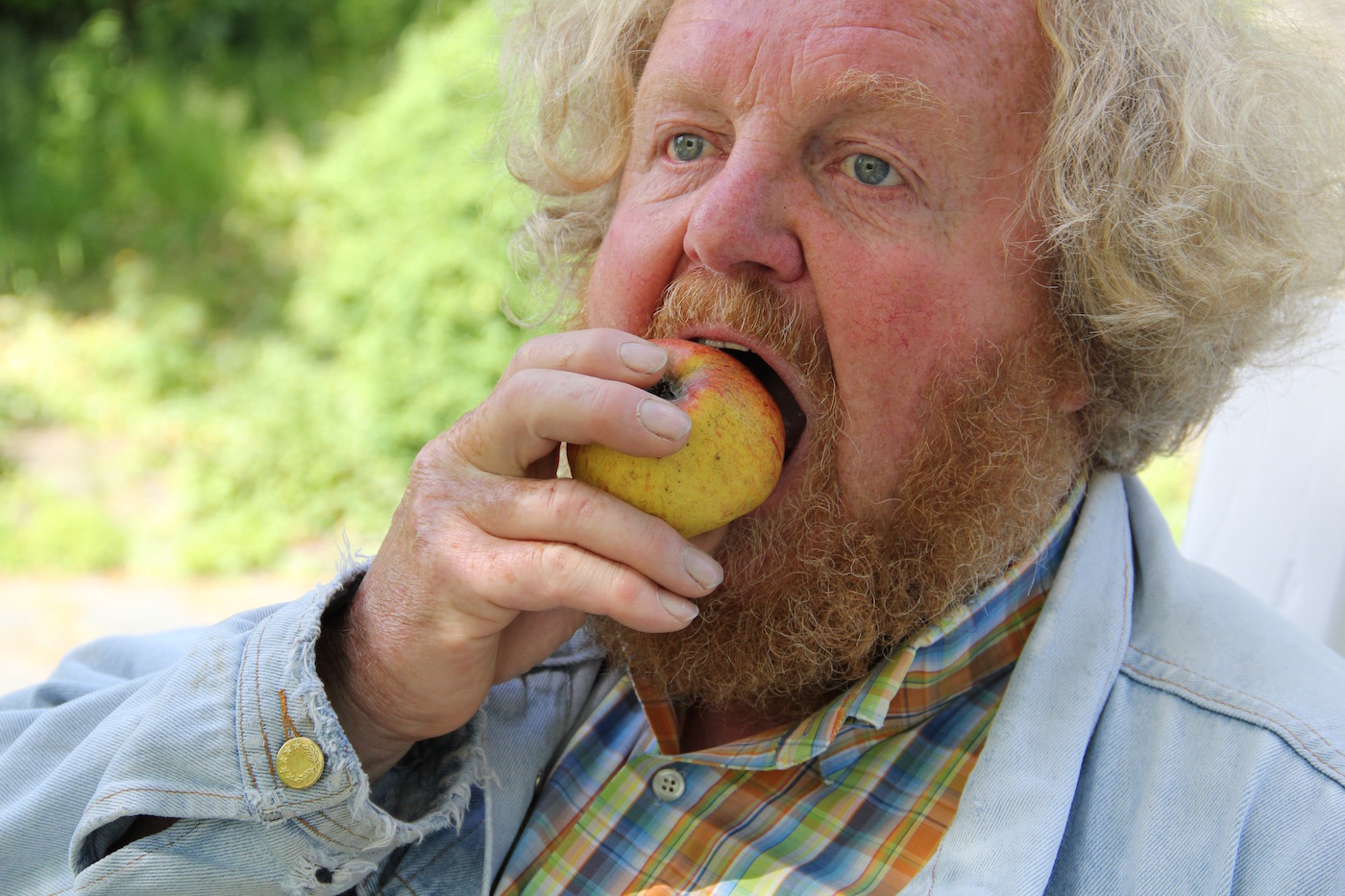 Eckart Brandt beißt in einen Apfel.
