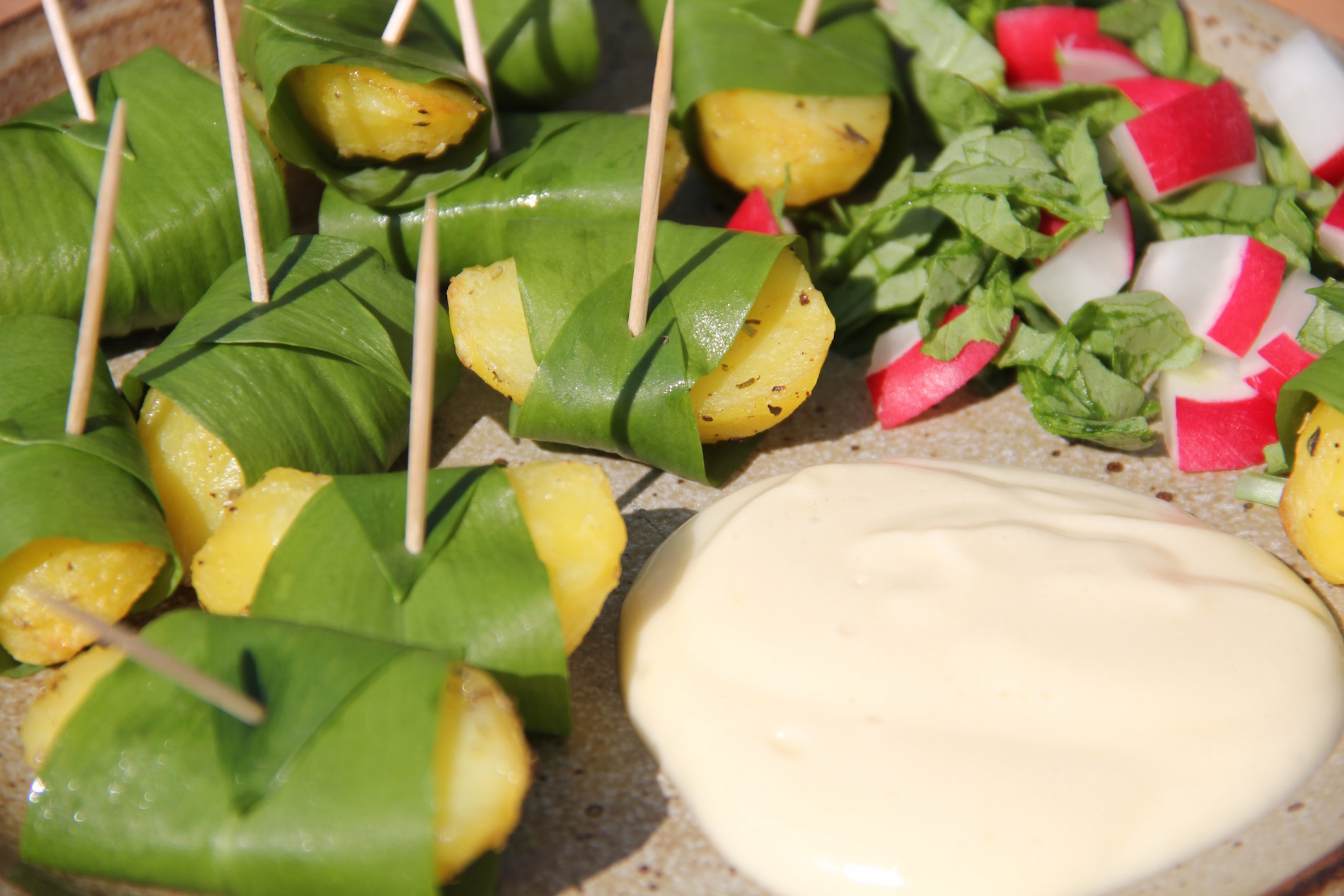Bärlauchkartoffeln mit veganer Mayonnaise und Radieschensalat