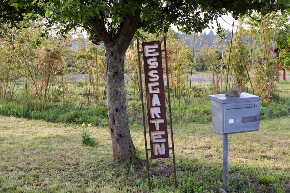 Das Essgarten-Eingangsschild steckt neben dem Briefkasten in der Erde
